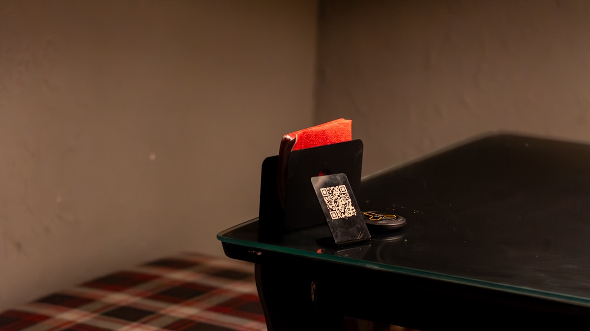 Guest scanning a feedback QR code at a restaurant table